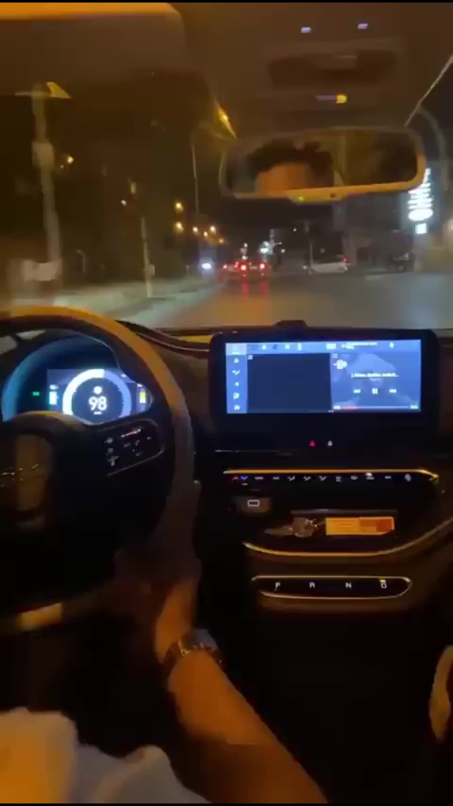 Fotogramma di un TikTok dell’Autoscuola Casal de Pazzi ambientato durante una guida notturna